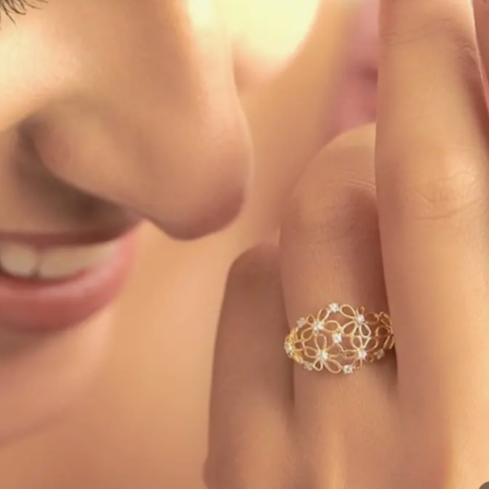 NEW Gold Tone Rhinestone Flower Ring Size 7 - Picture 8 of 8